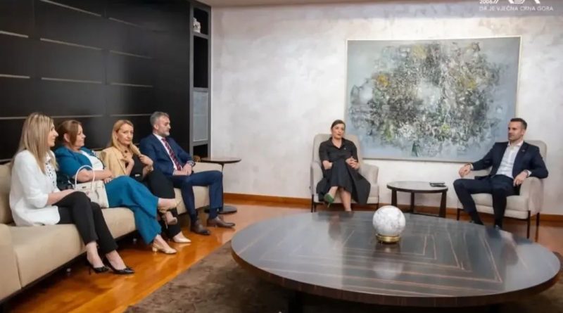OŠ “Olga Golović” dobila novu sportsku opremu OŠ “Olga Golović” dobila novu sportsku opremu