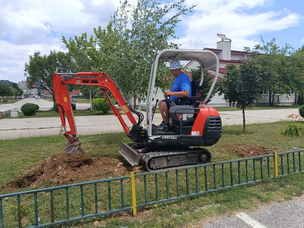 OŠ Milija Nikčević nastavlja sa uređenjem školskog dvorišta.