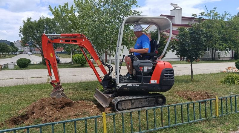 OŠ Milija Nikčević nastavlja sa uređenjem školskog dvorišta.