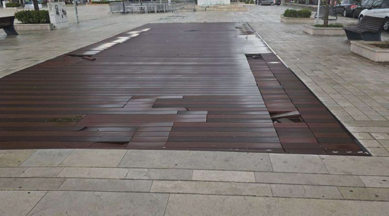 Montažni plato na Trgu Slobode ponovo oštećen