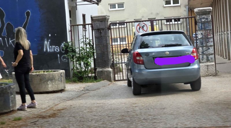 Roditelji blokiraju ulice kod OŠ “Ratko Žarić” tokom preuzimanja djece
