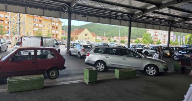 Automobili nepropisno parkirani na prolazima unutar natkrivenog parkinga marketa Conto u Nikšiću