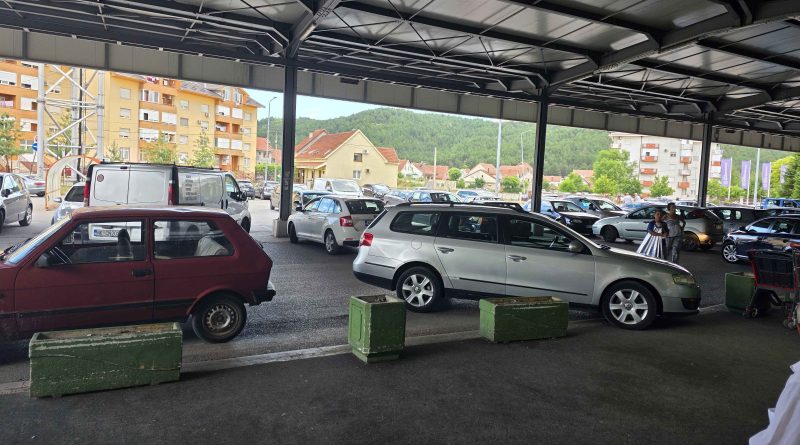 Automobili nepropisno parkirani na prolazima unutar natkrivenog parkinga marketa Conto u Nikšiću