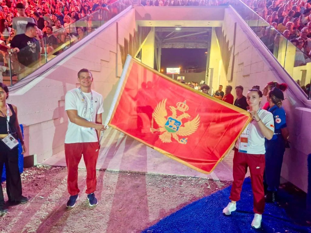 Bojana Gojković i Miloš Milenković sa zastavom Crne Gore na otvaranju Mediteranskih igara