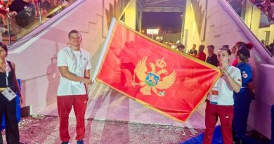 Bojana Gojković i Miloš Milenković sa zastavom Crne Gore na otvaranju Mediteranskih igara