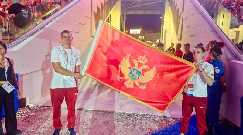 Bojana Gojković i Miloš Milenković sa zastavom Crne Gore na otvaranju Mediteranskih igara