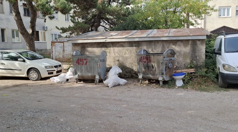 Čitaoci ukazuju na zapušteno dvorište u centru grada