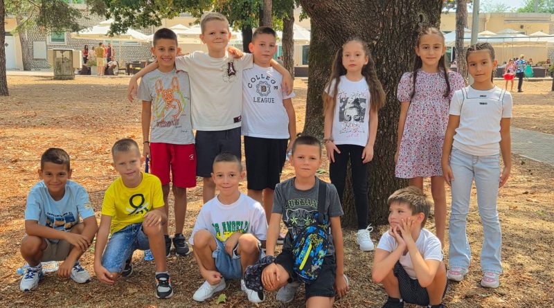 Tode Nikoletić u društvu učenika OŠ “Mileva Lajović Lalatović”