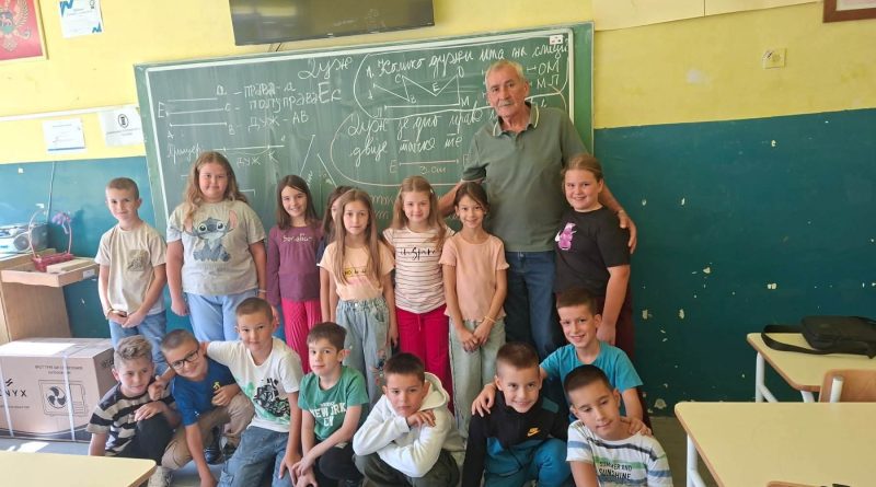 Učitelj u penziji Petar Skakavac posjetio OŠ “Luka Simonović”