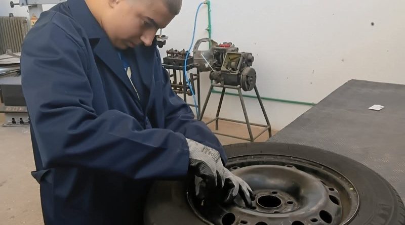 Budući automehaničari učili rad na mašini za pneumatike